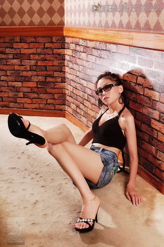 11.09 寂寞淑女裸足诱惑 Model 梦露 - Ligui丽柜